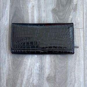 Women’s Forever 21 faux alligator skin wallet